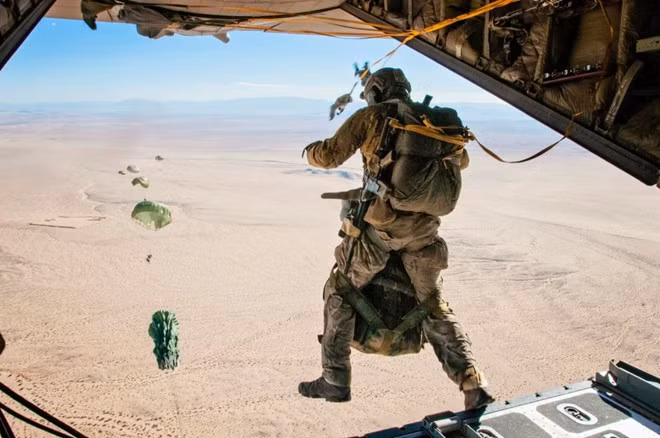 Binh sĩ nhảy dù từ C-130.