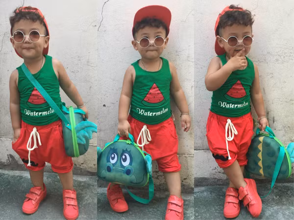 Những bộ cánh thời trang Cừu được mẹ kết hợp lúc rất "ngầu" như một quý ông của những năm trước của thập niên 80, lúc lại năng động với những họa tiết đầy màu sắc, lúc "bụi phủi" với quần jean rách... Chất liệu cotton được ưu tiên hàng đầu trong những bộ đồ của bé để thích nghi với sự vận động cũng như thấm hút mồ hôi tuyệt đối cho làn da nhạy cảm của trẻ nhỏ.