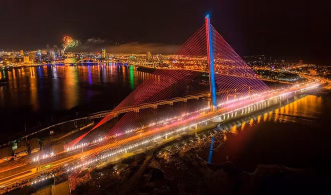 Lấp lánh sông Hàn. Ảnh: Đỗ Hữu Tiến.