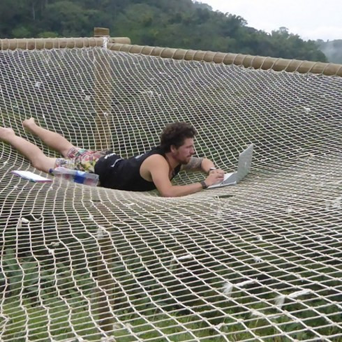 11. Tra cứu thông tin: “Tôi không bao giờ đi đâu mà không dành ít nhất 10 phút lướt web để tìm hiểu nơi đến một cách tiết kiệm. Thường thì tôi tham khảo các blog du lịch hay các nhóm Couchsurfing (ở nhờ). Đây là những chỗ rất tuyệt để hỏi các loại câu hỏi và có thông tin cập nhật nhất. Tôi còn thường xuyên xem diễn đàn du lịch Lonely Planet Thorntree nữa”, Hatton tiết lộ.