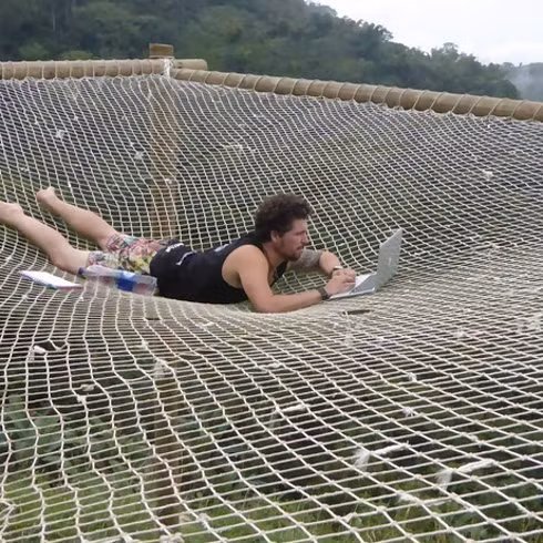 11. Tra cứu thông tin: “Tôi không bao giờ đi đâu mà không dành ít nhất 10 phút lướt web để tìm hiểu nơi đến một cách tiết kiệm. Thường thì tôi tham khảo các blog du lịch hay các nhóm Couchsurfing (ở nhờ). Đây là những chỗ rất tuyệt để hỏi các loại câu hỏi và có thông tin cập nhật nhất. Tôi còn thường xuyên xem diễn đàn du lịch Lonely Planet Thorntree nữa”, Hatton tiết lộ.