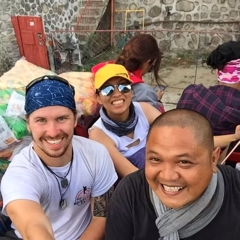 3. Tìm bạn đồng hành: Bằng cách tìm bạn đồng hành đi xe tuk-tuk hay thuê nhà nghỉ, bạn có thể chia sẻ chi phí một cách đáng kể. “Bạn sẽ có cơ hội gặp những người thú vị cùng hành trình với mình”, Hatton nói thêm.