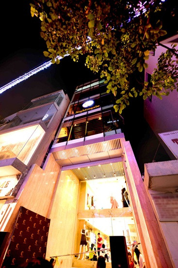 Căn hộ của ca sỹ Mỹ Tâm nằm tại một trong những con đường đắt đỏ nhất Sài Gòn với thiết kế tích hợp nhiều dịch vụ khác nhau mà Mỹ Tâm đang kinh doanh gồm thời trang, cafe, trà đạo,... Theo tìm hiểu, chỉ riêng vị trí mặt bằng mà Mỹ Tâm sở hữu có giá trị xấp xỉ 100 tỷ VNĐ.