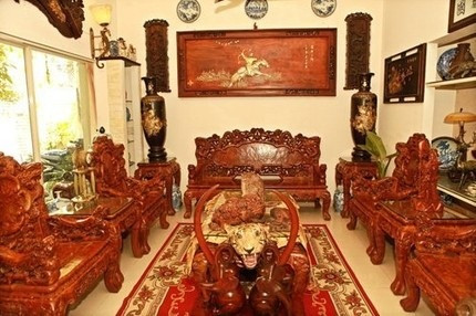 Tưởng như đâu đâu cũng thấy những đồ gỗ, từ lớn tới nhỏ, được chạm trổ tinh xảo, thuộc loại gỗ đắt tiền quý hiếm. Nhưng anh khẳng định, mình không phải đại gia, anh chỉ nhận gia đình mình thuộc hàng khá giả.