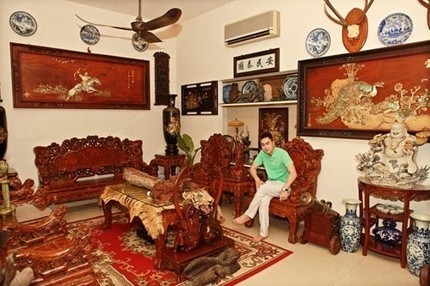 Anh có dịp khoe căn biệt thự 5 triệu đô tại quận 1, TP HCM. Bộ sưu tập cổ vật quý hiếm có giá hơn 100 tỷ được anh trưng bày ở ngay lối đi vào và những phòng quan trọng. Ngắm nhìn căn nhà, người xem choáng váng trước mức độ giàu có của gia đình Tùng Lâm.