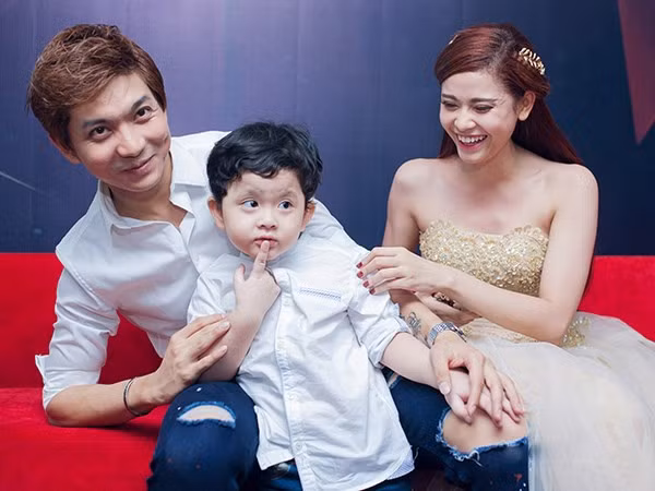 Còn về phía Trương Quỳnh Anh, cô coi đám cưới chỉ là chuyện hình thức. “Chúng tôi muốn như thời mới yêu để trải qua nhiều cung bậc cảm xúc giận hờn, hạnh phúc. Cảm giác 99% thuộc về nhau luôn thú vị hơn hoàn toàn là của nhau”.