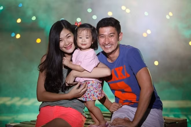 Cặp đôi sao Việt Huy Khánh - Anh Thư sống với nhau nhiều năm và có một công chúa kháu khỉnh. Tuy nhiên, nam diễn viên "Dốc tình" khẳng định, anh không có ý định tổ chức đám cưới. Anh tâm sự: "Chỉ cần hai người hiểu và yêu nhau là được, chuyện cưới xin với chúng tôi không quan trọng vì nó chỉ mang tính hình thức".