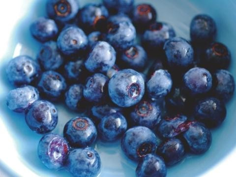 1. Các loại quả mọng: Nhóm các thực phẩm quả mọng (việt quất, dâu tây...) có chứa rất nhiều chất chống oxy hóa anthocyanins có tác dụng giúp cơ thể loại bỏ chất độc thải ra ngoài. Các loại quả mọng như dâu tây, việt quất, cherry còn rất giàu chất xơ và acid hữu cơ nên vừa giúp tiêu hóa vừa làm sạch gan, thanh lọc cơ thể.