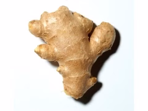 2. Gừng: Gừng là một loại thực phẩm được dùng làm gia vị. Không những có thể đốt cháy chất béo giúp giảm cân hiệu quả, ngăn ngừa béo bụng... gừng còn là một loại "thuốc bổ" cho tiêu hóa, lưu thông, nhờ đó có thể lọc và đào thải chất cặn bã ra ngoài cơ thể.