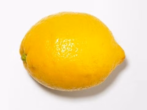 3. Chanh: Nhờ các hợp chất chống oxy hóa gọi là limonoids mà quả chanh có công dụng làm sạch cơ thể. Chất chống oxy hóa này đã kích hoạt các enzym giải độc. Thêm vài giọt chanh vào ly nước sẽ giúp dễ dàng loại bỏ một số độc tố trong gan ra khỏi cơ thể.