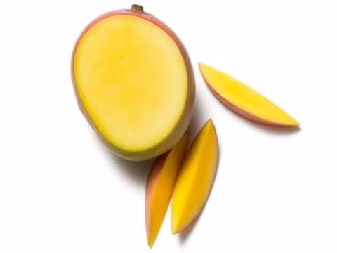 4. Xoài: Chỉ cần một cốc xoài xắt lát đáp ứng nhu cầu hàng ngày của 3/4 lượng vitamin C hàng ngày của bạn. Hơn nữa, xoài còn chứa nhiều chất xơ nên được coi là trái cây thuộc nhóm có tác dụng hỗ trợ tiêu hóa và làm sạch cơ thể hiệu quả.