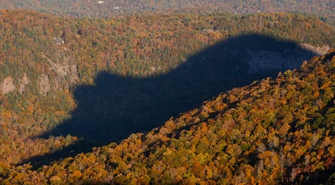 Cashiers là một thị trấn ở trung tâm vùng núi Blue Ridge ở Bắc Carolina (Mỹ). Cứ 17h30 hằng ngày, từ cuối tháng 10 tới đầu tháng 11, mọi người có thể nhìn thấy bóng râm có hình dạng một chú gấu khổng lồ khi nhìn từ trên cao. Hiện tượng thiên nhiên kỳ lạ này lặp lại trong giai đoạn từ giữa tháng 2 tới đầu tháng 3 hàng năm và trở thành điểm đặc biệt của vùng. Ảnh: Huffington Post