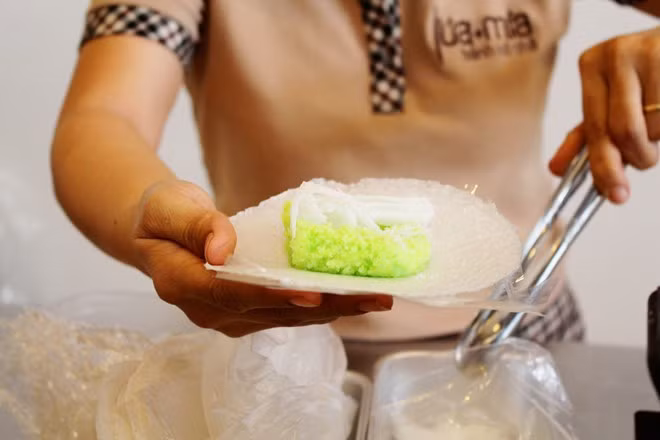 Bánh ống lá dứa có màu xanh thơm của lá dứa, béo ngậy của dừa nạo, muối mè cùng độ tơi xốp của phần bột bánh nóng hổi.