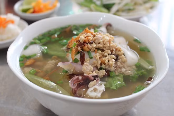 Hủ tiếu: Các thương hiệu của hủ tiếu miền Tây có thể kể đến là hủ tiếu Mỹ Tho, Nam Vang, Sa Đéc, Gò Công. Mỗi loại đều có hương vị, cách thưởng thức khác nhau, nhưng đều thu hút người dùng với sợi hủ tiếu dai mềm, nước dùng trong vắt.