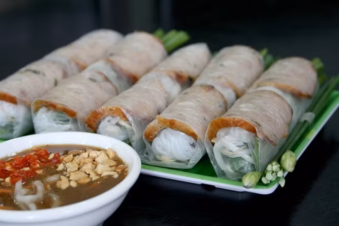 Bì cuốn không tạo được ấn tượng mạnh về màu sắc hay nguyên liệu, song, ai từng thưởng thức món ăn này đều nhớ mãi vị ngon của nó.