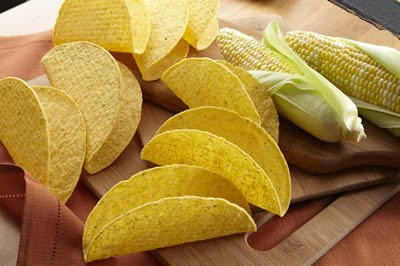 Nhiều người thường thêm khoai tây chiên hay bắp rang vào món salad trộn để tăng thêm hương vị cho món ăn. Tuy nhiên, bạn cần biết, món salad có khoai tây chiên hoặc các loại topping có thể chứa tới 1.360 calo và 88 g chất béo. Món salad kèm khoai tây chiên sẽ khiến bạn tăng cân nhanh chóng.