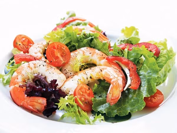 Thịt gà, tôm, hải sản... bổ sung thêm protein và nhiều thành phần dinh dưỡng cho món salad. Tuy nhiên, bạn không nên sử dụng các loại nguyên liệu chiên rán trong món trộn. Gà chiên, tôm chiên chứa nhiều dầu mỡ, chất béo và natri ... không có lợi cho người muốn giảm cân.