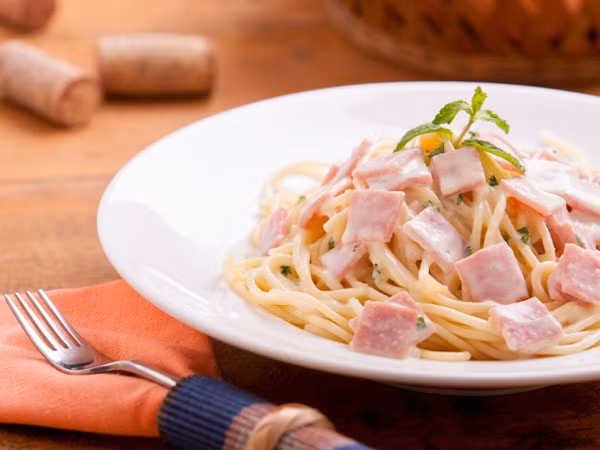 Người ta thường quảng cáo loại thịt thái mỏng, xông khói ít béo hơn các loại thịt thường. Nhưng thực tế, mỗi lát thịt xông khói chứa 174 calo và 3 gram chất béo, loại thịt xông khói nạc nhất cũng chứa 60 calo và 3,5 gram chất béo. Cả hai loại thịt này đều có lượng natri và nitrit cao, gây ra vấn đề tim mạch.