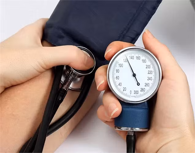 Cao huyết áp: Tác dụng chữa bệnh của nước thể hiện rất rõ với bệnh này. Việc uống nước lúc dạ dày không có gì trong 30 ngày sẽ giúp điều hòa huyết áp trở về huyết áp bình thường.