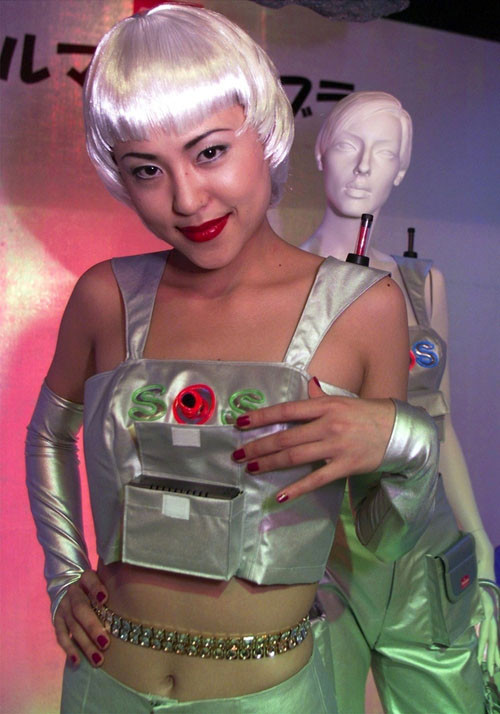 Nội y cảnh báo tai nạn. Lấy ý tưởng từ những lời dự đoán tương lai của nhà chiêm tinh Nostradamus, các nhà thiết kế Nhật Bản đã cho ra mắt dòng nội y cảm biến có khả năng đoán trước và phát tín hiệu cảnh báo về những đồ vật nguy hiểm rơi từ trên cao xuống.