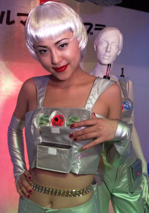 Nội y cảnh báo tai nạn. Lấy ý tưởng từ những lời dự đoán tương lai của nhà chiêm tinh Nostradamus, các nhà thiết kế Nhật Bản đã cho ra mắt dòng nội y cảm biến có khả năng đoán trước và phát tín hiệu cảnh báo về những đồ vật nguy hiểm rơi từ trên cao xuống.