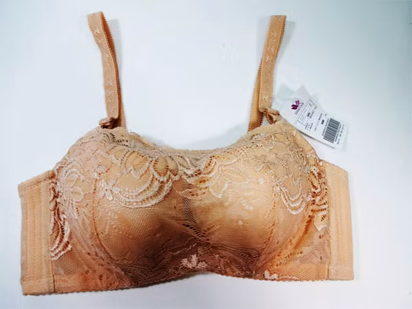 Áo ngực quây. Cô nàng này luôn sẵn sàng thử bất cứ điều gì mới mẻ. Cô là kiểu người thú vị và thích phiêu lưu mạo hiểm. Tuy nhiên, cô nàng cũng có giới hạn an toàn của mình. Cô có thể cởi bỏ các dây đai, nhưng nhất quyết không cởi bỏ áo ngực đâu nhé!