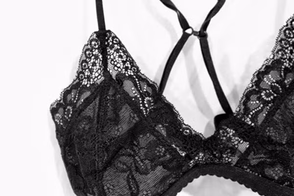 Kiểu áo ren. Cô ấy muốn bước ra khỏi phạm vi thoải mái, an toàn của mình nhưng dường như cô ấy không muốn thừa nhận nó. Cô ấy có thể là người tò mò nhưng nhút nhát trong chuyện ấy, giống như một quả "bom sex" ngầm vậy.