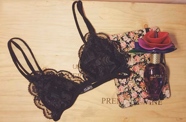 Áo ngực ren không gọng. Người đàn ông có thể thấy rằng, cô gái mặc kiểu áo này khá gợi cảm và cô nàng tự biết rõ điều đó.