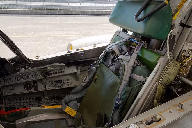 SAAB AJ-37 Viggen thực hiện chuyến bay đầu tiên vào ngày 8/2/1967. Các đặc tính kỹ thuật của SAAB AJ-37 Viggen giống một chiếc xe hạng nặng hơn là một máy bay chiến đấu với trọng lượng cất cánh 20 tấn, và có cấu hình khí động học.