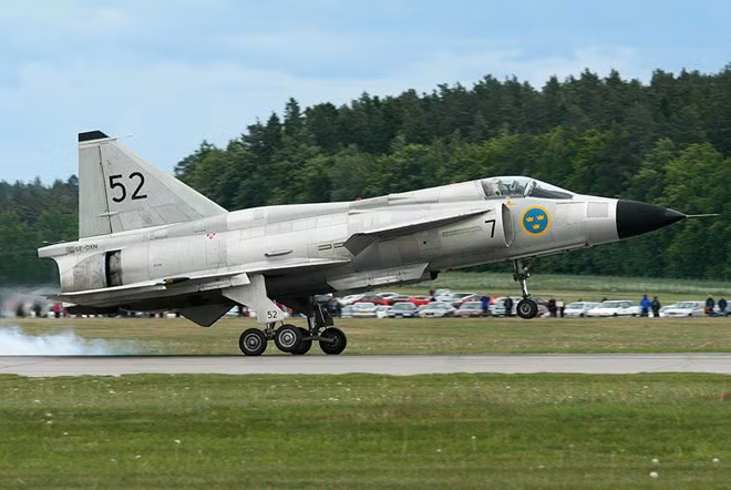 Dự án máy bay chiến đấu này nhằm tăng cường tính độc lập của Thụy Điển trong việc phát triển kỹ thuật đường không và đảm bảo cho Không quân nước này có một loại chiến đấu cơ hoàn toàn thích nghi với điều kiện nội địa.