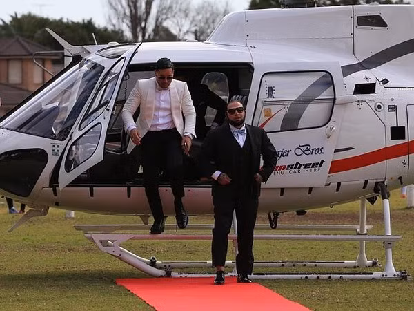 Trải qua quãng đường dài hơn 2 giờ, máy bay chở Salim hạ cánh xuống một khu vực gần nhà cô dâu. Chú rể 29 tuổi trong trang phục lịch lãm bước xuống thảm đỏ dưới ánh nhìn thán phục của người dân địa phương.