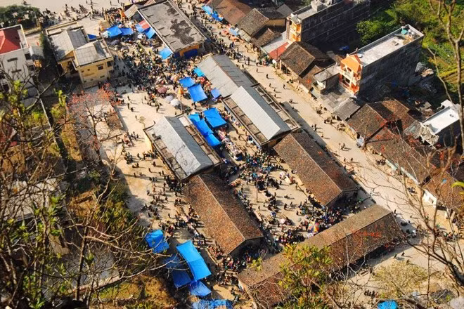 Núi non lởm chởm trên cao nguyên đá Đồng Văn: Với người dân địa phương, nơi đây khá khắc nghiệt với những bãi đá chông chênh, khí hậu khắc nghiệt. Tuy nhiên, với du khách, cao nguyên Đồng Văn được coi là cổng trời, nơi trời đất như hòa vào làm một và là điểm mà bất kỳ du khách nào cũng muốn đến một lần trong đời. Ảnh: Lekima Hùng.