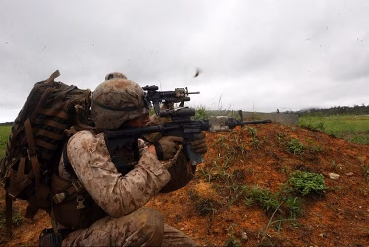 M4A1 có những ưu điểm như chế độ bắn tự động hoàn toàn và nòng súng nặng hơn giúp tăng tính chính xác và giảm nhiệt độ của nòng súng khi bắn liên thanh.