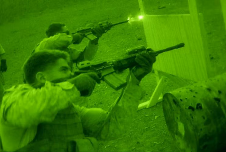 Ngoài ra, súng trường tấn công M4 cũng được cải tiến để có thể tiêu diệt mục tiêu tầm xa cả ở ban ngày và ban đêm.