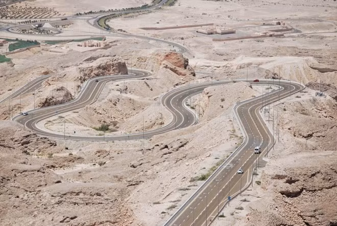 Đường đến Jebel Hafeet, UAE. Là đường nằm trên ngọn núi cao thứ hai tại UAE. Đỉnh cao nhất đạt 12 km..