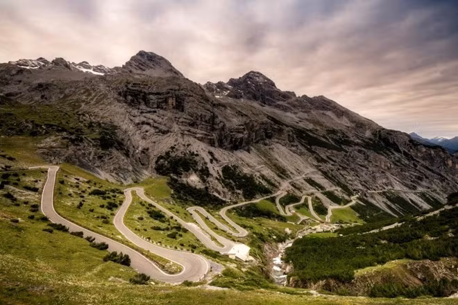 Đường đèo Stelvio, Italy. Đây là con đường quanh co nhất ở châu Âu, một số nơi rất hẹp.