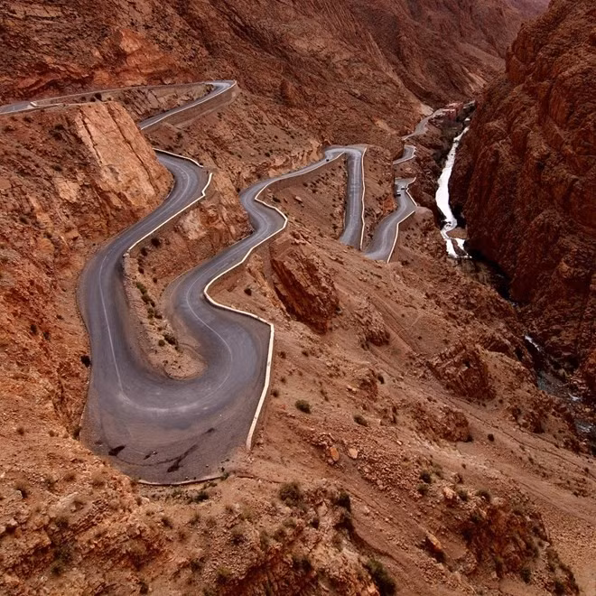 Đường Dades Gorges, Marocco: Con đường Dades Gorges ở dãy núi Atlasnổi tiếng với “khúc cua chết người”.