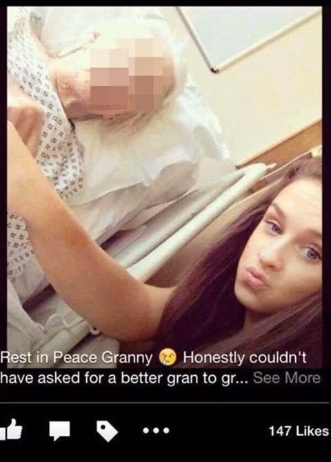 Một teen girl "chu môi" khi chụp ảnh tự sướng để vĩnh biệt người bà vừa qua đời.
