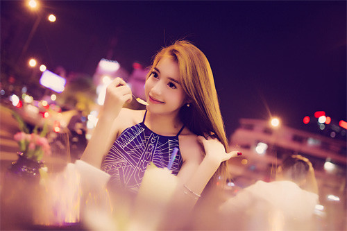 Với trang phục gợi cảm, gương mặt được trang điểm thanh thoát, tự nhiên, Elly khiến mọi người ngẩn ngơ trước vẻ đẹp của "gái một con".