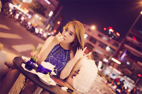 Trước những thông tin đó, hot girl một con Elly Trần không phủ nhận cũng không khẳng định, cô chỉ muốn mọi người ngừng bàn tán về chuyện bố Cadie là ai, để cuộc sống của mẹ con cô được bình yên.