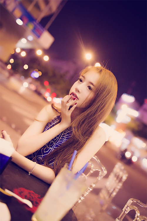 Hạ sinh cô con gái xinh đẹp Cadie (Mộc Trà) đã được 1 năm, nhưng chưa bao giờ hot girl Elly Trần hé lộ thông tin về cha của bé. Gần đây, trên mạng xã hội bất ngờ lan truyền thông tin của một người đàn ông ngoại quốc được cho là cha ruột của Caide, khiến cộng đồng mạng xôn xao.