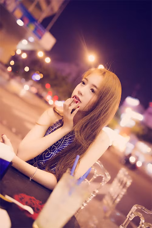 Hạ sinh cô con gái xinh đẹp Cadie (Mộc Trà) đã được 1 năm, nhưng chưa bao giờ hot girl Elly Trần hé lộ thông tin về cha của bé. Gần đây, trên mạng xã hội bất ngờ lan truyền thông tin của một người đàn ông ngoại quốc được cho là cha ruột của Caide, khiến cộng đồng mạng xôn xao.