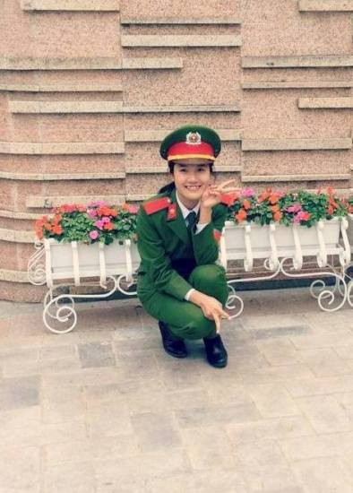 Cô bạn có chiếc răng khểnh dễ thương này là Hoàng Mỹ Linh (1996), đến từ Tam Dương - Vĩnh Phúc, hiện là B phó học tập của lớp B10 ngành Ngôn ngữ Anh, Học viện Cảnh sát Nhân dân.