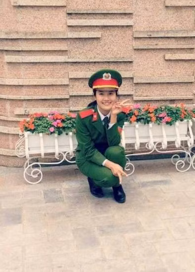 Cô bạn có chiếc răng khểnh dễ thương này là Hoàng Mỹ Linh (1996), đến từ Tam Dương - Vĩnh Phúc, hiện là B phó học tập của lớp B10 ngành Ngôn ngữ Anh, Học viện Cảnh sát Nhân dân.