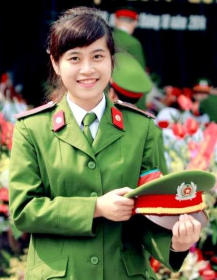 Ngày thi vào Học viện Cảnh sát, Ngân đậu với số điểm khá cao 27,5 điểm khối A.