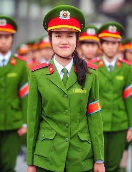 Học tập trong môi trường Học viện cảnh sát, Linh được tiếp xúc nhiều với các thầy cô trong trường.