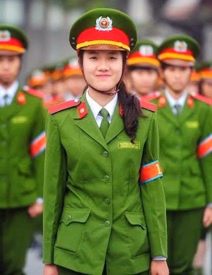 Học tập trong môi trường Học viện cảnh sát, Linh được tiếp xúc nhiều với các thầy cô trong trường.