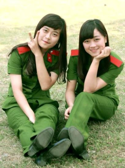 Dạ Ngân có 12 năm đạt học sinh giỏi, giải Ba học sinh giỏi tỉnh môn Hoá năm lớp 9, giải Nhất cấp tỉnh môn Hoá học cấp 3.