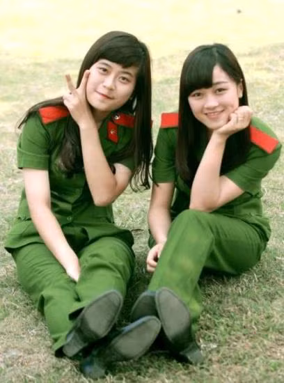 Dạ Ngân có 12 năm đạt học sinh giỏi, giải Ba học sinh giỏi tỉnh môn Hoá năm lớp 9, giải Nhất cấp tỉnh môn Hoá học cấp 3.