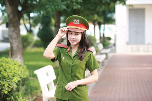 Cao Thanh Hằng (sinh viên lớp B10, D37, Học viện Cảnh sát nhân dân) trở thành một trong những 'hot girl' của trường.